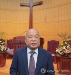 제암리 학살 사건 설명하는 강신범 전 담임목사