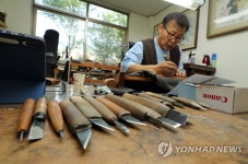 작업에 열중하는 박영덕 각자장