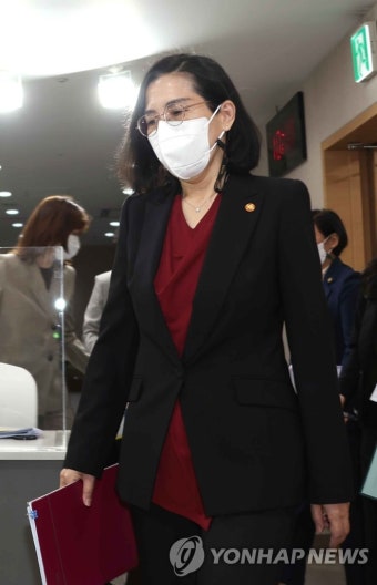 브리핑실 입장하는 김현숙 장관