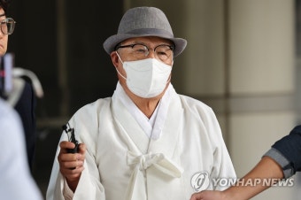 취재진 질문에 답하는 백은종 서울의소리 대표