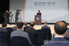 당선인 인사하는 이동섭 국기원장