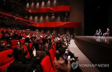 한국팬들과 만난 양조위