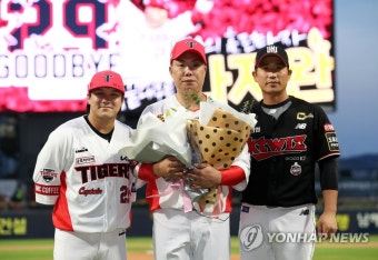 은퇴하는 나지완, '김선빈ㆍ박경수와 함께 찰칵'