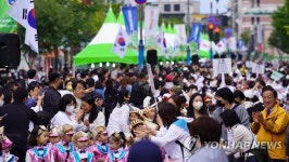 인파로 붐비는 축제장