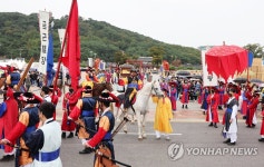 시민들에게 인사하는 정조대왕
