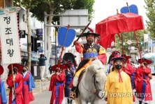 팔달문 지나는 정조대왕