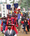 노송지대 지나며 시민에게 인사하는 정조대왕