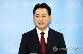 기자 질문에 답하는 국민의힘 장동혁 원내대변인