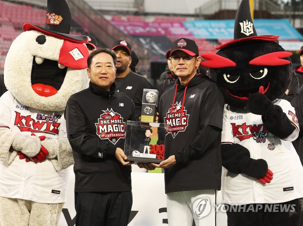 KT 감독 이강철, 역대 14번째 500승 도전! 기념상 수여 예정.