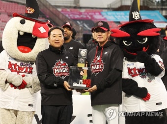 KT 감독 이강철, 역대 14번째 500승 도전! 기념상 수여 예정.