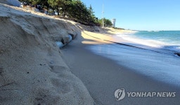 더 심해진 해안침식…드러난 구조물