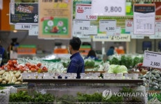 채소 고르는 시민들