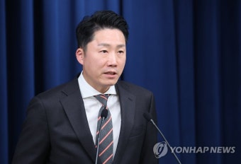 현안 브리핑 나선 이재명 대통령실 부대변인