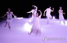 꿈 같은 무대가 일깨우는 오감…피지컬 퍼포먼스 잠시 놀다