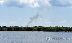 아마존 우림에서 피어오르는 연기