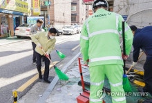 김태우 강서구청장, 환경공무관과 함께 골목길 곳곳 청소