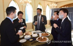 국민미래포럼에서 조우한 여야 대표
