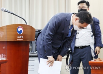 인사하는 강민수 서울지방국세청장