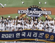 16년 만에 수원서 열린 '가을 야구'…아쉬운 매진