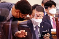 관계자와 대화하는 정봉훈 해양경찰청장