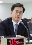 질의에 답변하는 김동연 경기도지사
