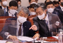 이인호 한국무역보험공사 사장과 대화하는 유정열 대한무역투자진흥공사 사장