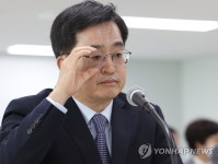 안경 고쳐 쓰는 김동연 경기도지사
