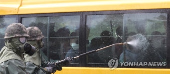 방사능 방재 합동훈련 하는 장병들