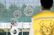 드론으로 펼치는 축구 경기