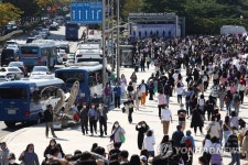 부산 아시아드경기장은 관광버스와 BTS 팬들로 북적북적