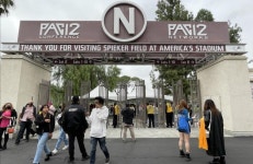 한산한 로즈볼 스타디움 입구