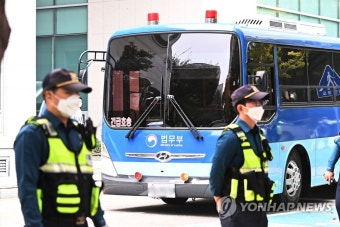 안양지청 들어서는 김근식 호송 버스