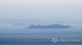 해무에 가려진 북한 내륙과 장재도