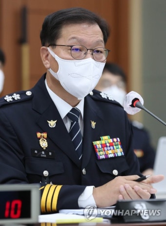 질의에 답하는 최종문 경북경찰청장
