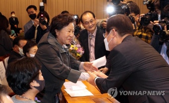 악수하는 권양숙 여사와 이재명 대표