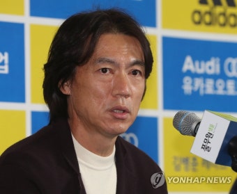 우승 기자회견서 답변하는 홍명보 감독