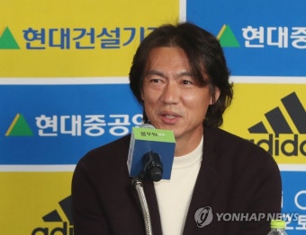 미소 짓는 홍명보 감독