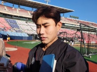 인터뷰하는 심우준