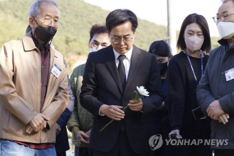 선감학원 사건 희생자 기리며 헌화하는 김동연 지사