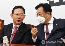 대화하는 국민의힘 지도부