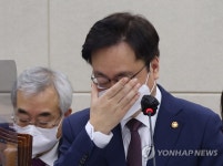 안경 만지는 조규홍 보건복지부 장관