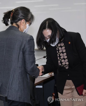 여성단체 정부조직개편안 간담회에서 인사하는 김현숙 장관