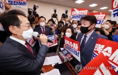 법사위 국감 강행에 항의하는 민주당 의원들