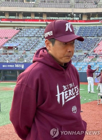 인터뷰하는 홍원기 감독
