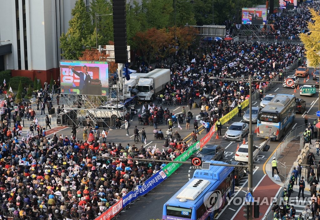 서울 광화문과 시청서 대규모 집회…야보 논란 점화