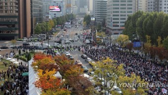 도심 가른 '보수 vs 진보' 수만명 집회…아직 충돌은 없어