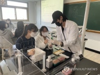 자연과학 체험 행사 참여하는 학생들