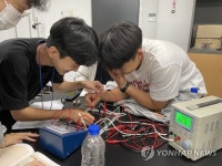 자연과학 체험 행사 참여하는 학생들