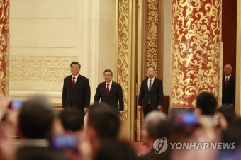 새 최고지도부와 함께 기자회견 입장하는 시진핑