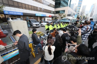 검찰, 민주연구원 압수수색…민주당사 진입